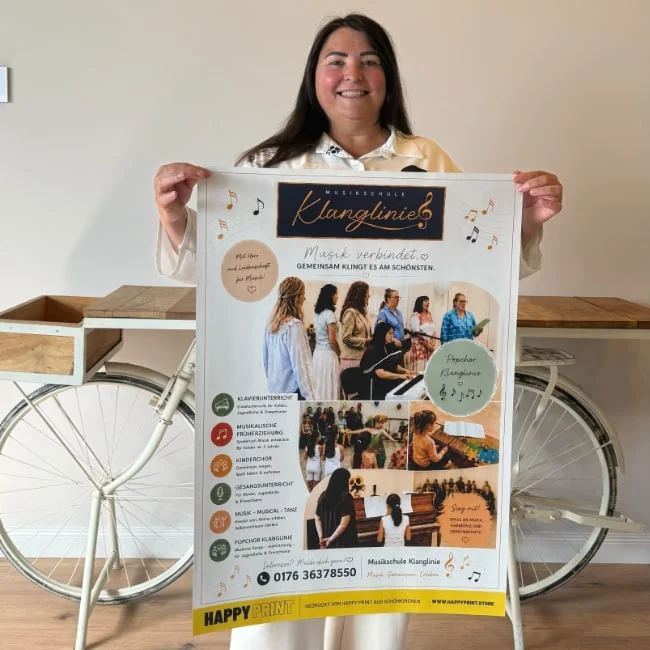 Lehrerin der Musikschule Klanglinie in Laboe präsentiert ihr A1-Plakat aus der 50×50-Plakataktion